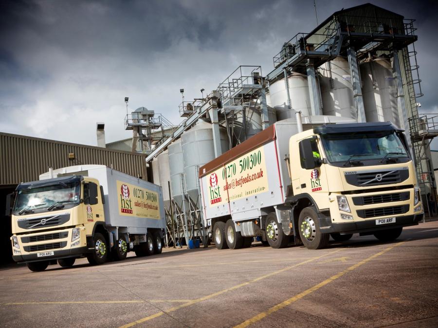  Volvo FM 420 8x4 2010 года  (UK) (фото 2 из 6)
